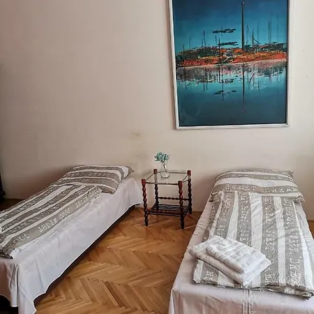 2+1, 75m2, 2 Bedrooms In The Center 1, For 6 People. Fully Furnished, Fireplace, Air Cooler-conditioning, Breakfast! 5 Min Walk To Metro&tram. 3min Walk To Wenceslas Square. Krakovska Street № 12, Nove Mesto, 1 Apartment