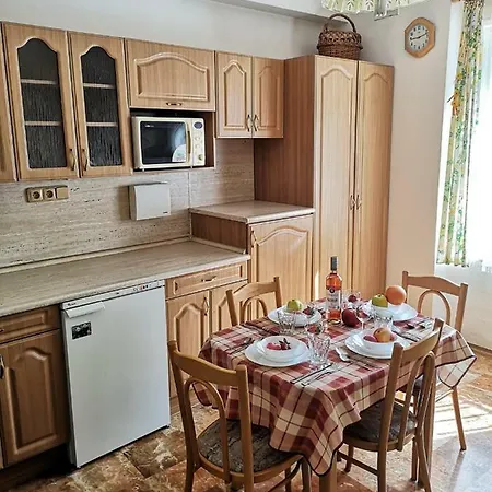 2+1, 75m2, 2 Bedrooms In The Center 1, For 6 People. Fully Furnished, Fireplace, Air Cooler-conditioning, Breakfast! 5 Min Walk To Metro&tram. 3min Walk To Wenceslas Square. Krakovska Street № 12, Nove Mesto, 1